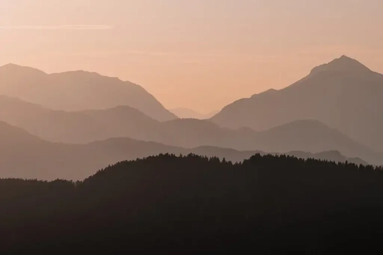 Gelaagde bergen in de nevel tonen stabiliteit en de stilte van de Wuji houding