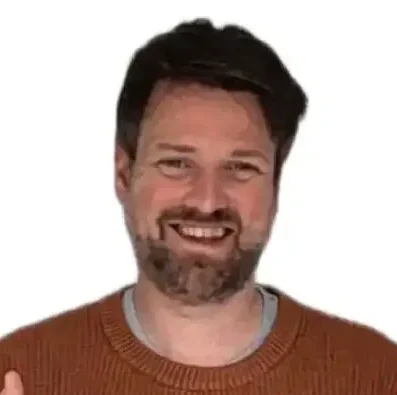 Portret van lachende instructeur die vertrouwen en plezier in bewegen uitstraalt